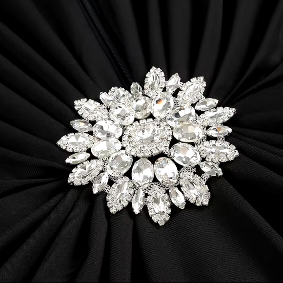 Long Sleeve V Neck Pleated Diamond-encrusted Flower Decorated Bodycon Maxi Dress - Picture 5 of 10